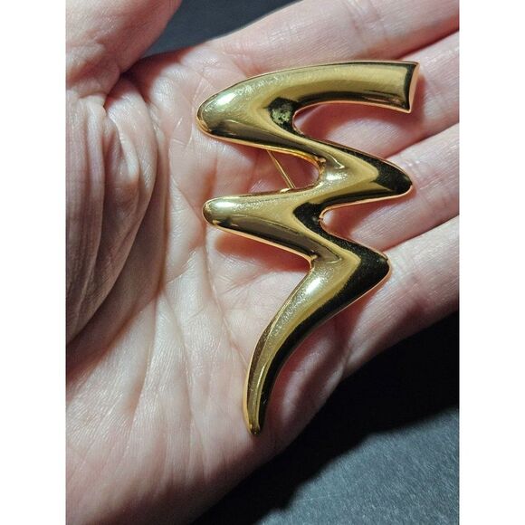 Vintage gold tone swirly swish brooch - Picture 4 of 9